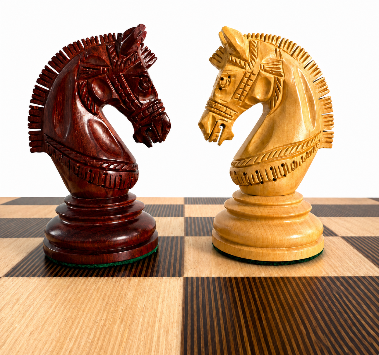 Caballos de ajedrez tallados a mano en madera